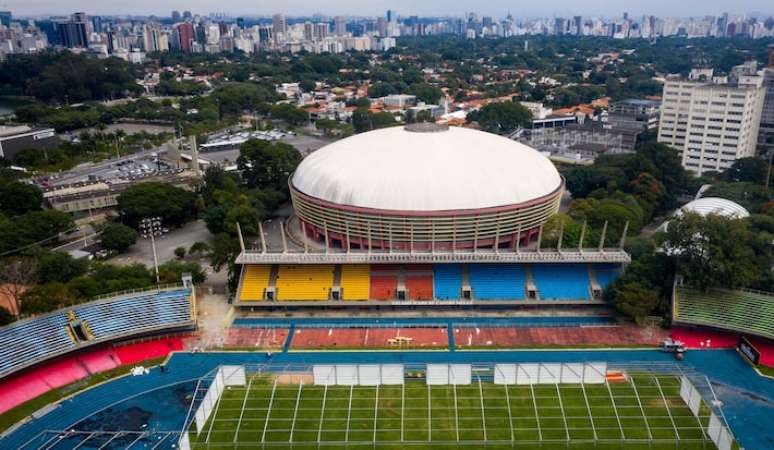 Hospital de campanha foi montado no Conjunto Desportivo Const&acirc;ncio Vaz Guimar&atilde;es, em 2020, durante a pandemia.