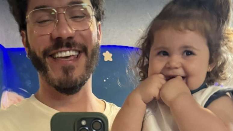 Eliezer mostra o look da filha, Lua, para conhecer o irmão