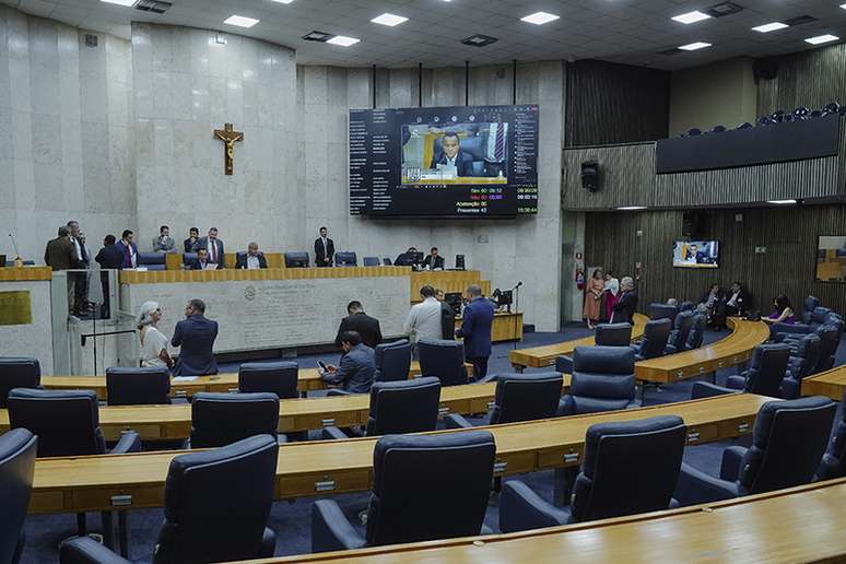 Vereadores aprovam aumento do próprio salário