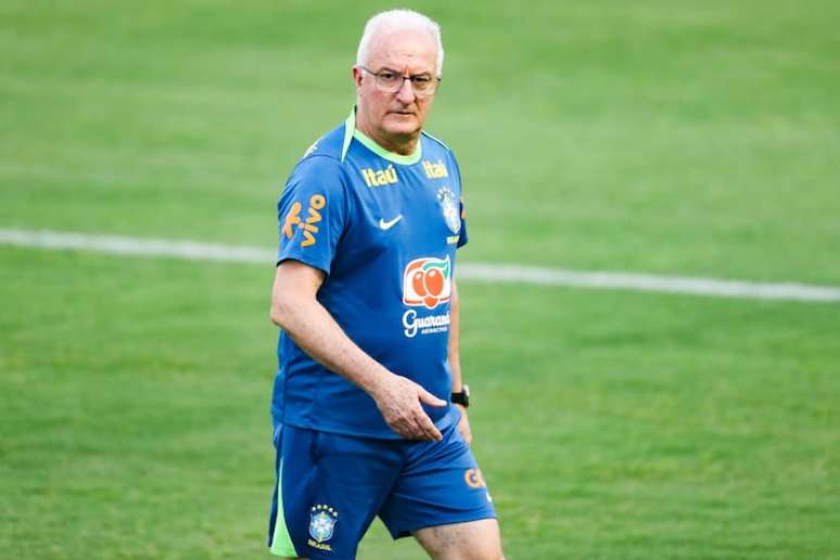 Dorival Júnior durante treino da seleção brasileira