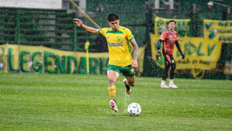 Palmeiras de olho em zagueiro. 