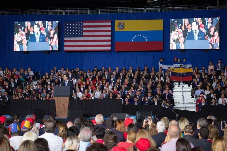 Rubio tem grande apoio entre os eleitores latino-americanos nos EUA; na foto, ele participa de evento com venezuelanos