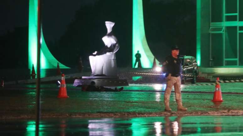 Praça dos Três Poderes é isolada pela Polícia Militar após explosões