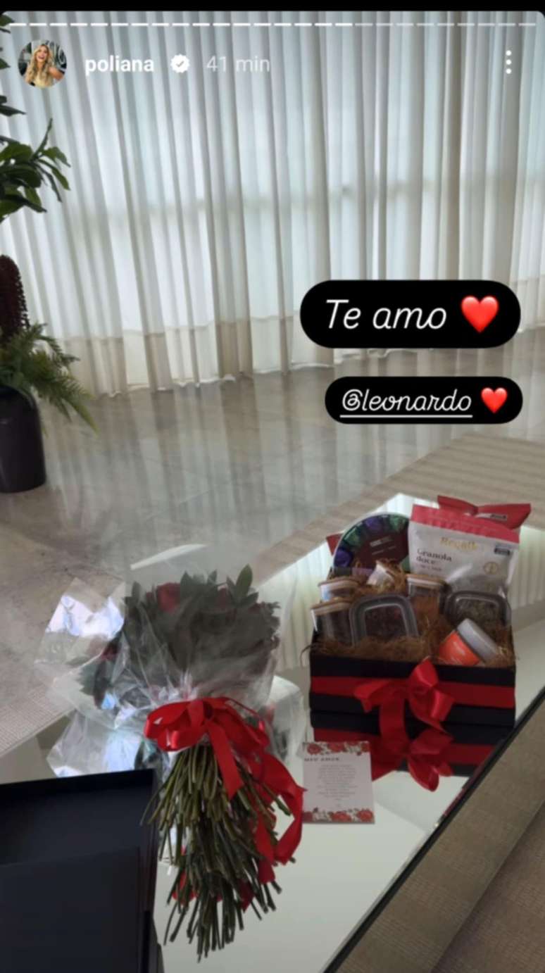 Leonardo dá presentes no aniversário de Poliana Rocha