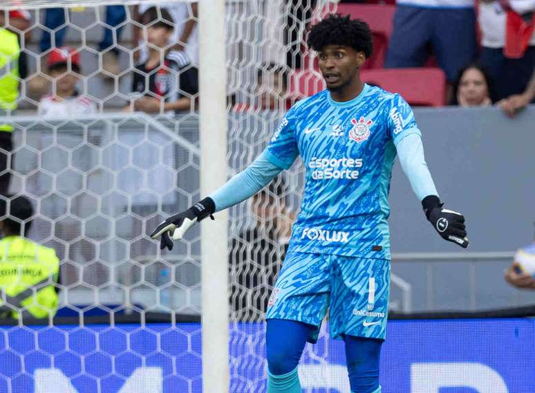 Corinthians quer fechar o quanto antes com o goleiro Hugo Souza &ndash;
