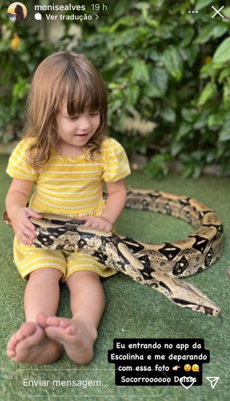 Maitê tira foto com cobra em escola