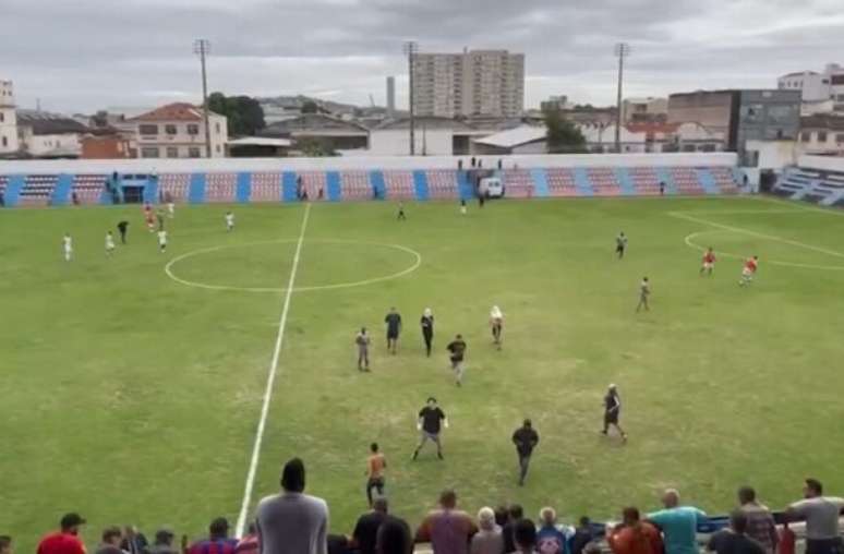 Homem armado em gramado do Leônidas da Silva –