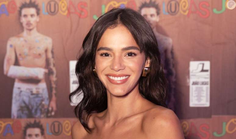 Bruna Marquezine escolheu bolsa grifada de R$ 17 mil para lançamento de álbum do marido de Sasha Meneghel, João Lucas.