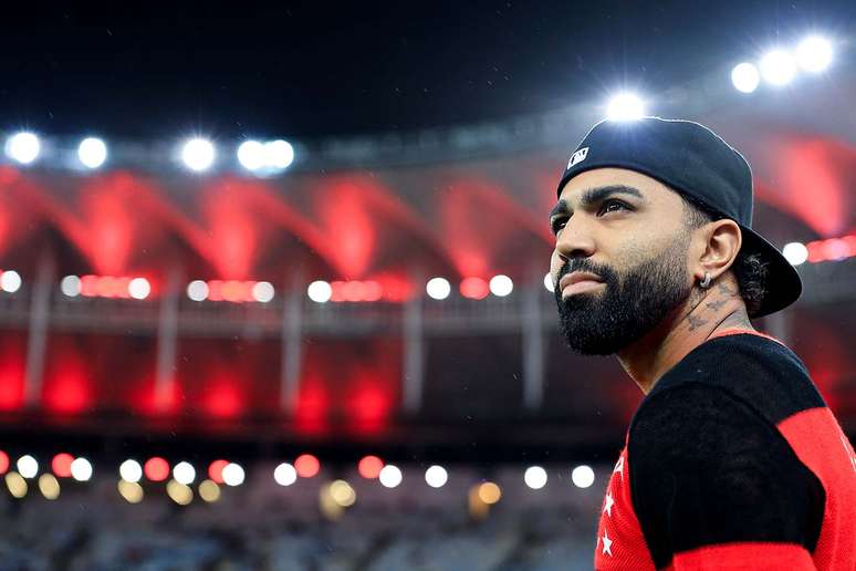 Gabigol no Maracanã com a camisa retrô do Flamengo –