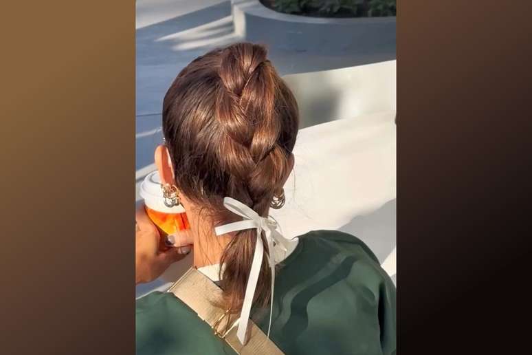 Esse penteado combina elegância e charme para o dia a dia, com destaque para as tranças e o toque delicado da fita 