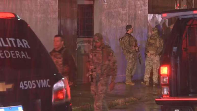 Policiais em frente á casa alugada popr Francisco Wanderley, em Ceilândia (DF)