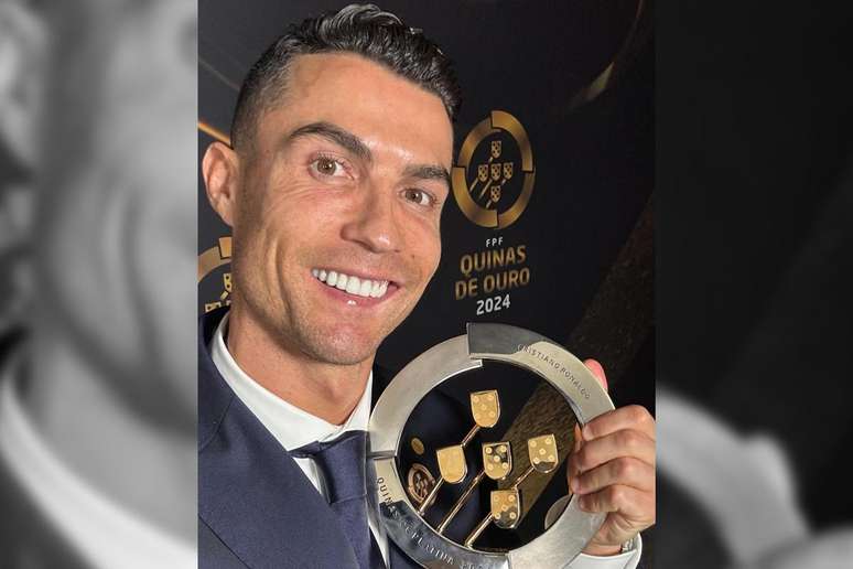 Cristiano Ronaldo tirou uma selfie a fim de exibir o troféu Quinas de Platina, homenagem recebida em Portugal –