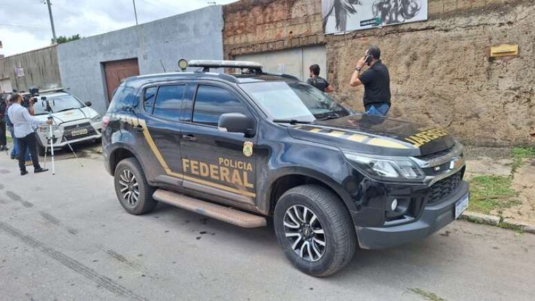 Movimentação policial em frente à casa usada pelo autor do atentado, na Ceilândia, no início da tarde desta quinta-feira, 14