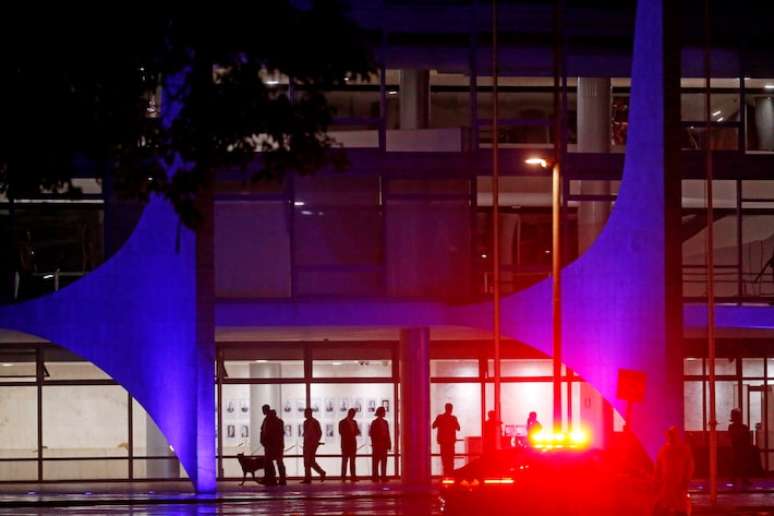 Policiais fazem varredura no Palácio do Planalto depois que uma sequência de explosões na Praça dos Três Poderes fez o local ser isolado pela Polícia Militar. O corpo de um homem foi encontrado no local após os estrondos. Segundo o Corpo de Bombeiros do Distrito Federal, esse homem morreu em área próxima ao prédio do Supremo Tribunal Federal (STF). . Foto WIlton Junior/Estadão