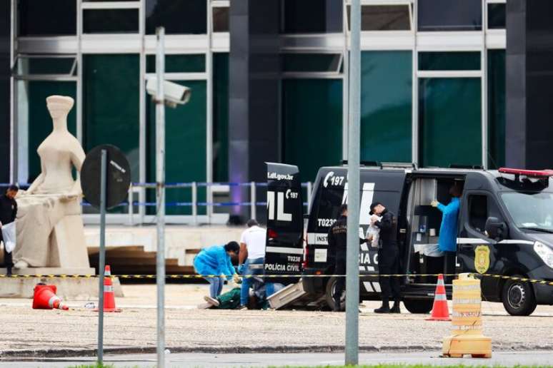 Corpo do autor das explos&otilde;es retirado por agentes do Instituto M&eacute;dico Legal (IML) da Pra&ccedil;a dos Tr&ecirc;s Poderes