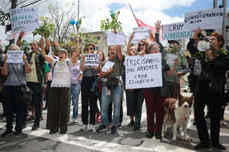 Ativistas e moradores da Vila Mariana têm se reunido na região da Rua Sena Madureira para protestar contra a remoção de árvores para a obra, assim como a retirada de uma comunidade que fica da Rua Sousa Ramos, outro ponto de acesso aos túneis.