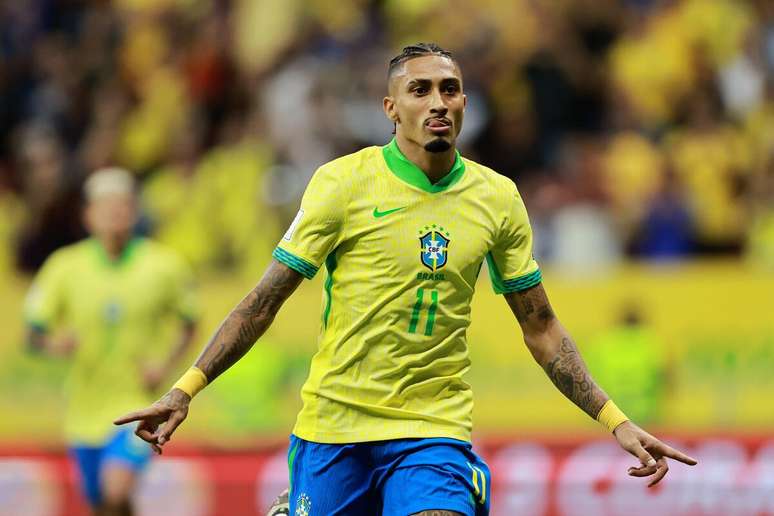 Raphinha (Brasil) comemorando seu gol contra o Peru no Estádio Nacional Mané Garrincha, no dia 15.10.2024 