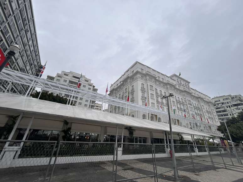 Copacabana Palace está com grades no entorno do prédio