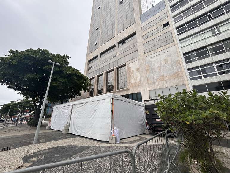 Hilton gradeou prédio e levantou tenda na lateral