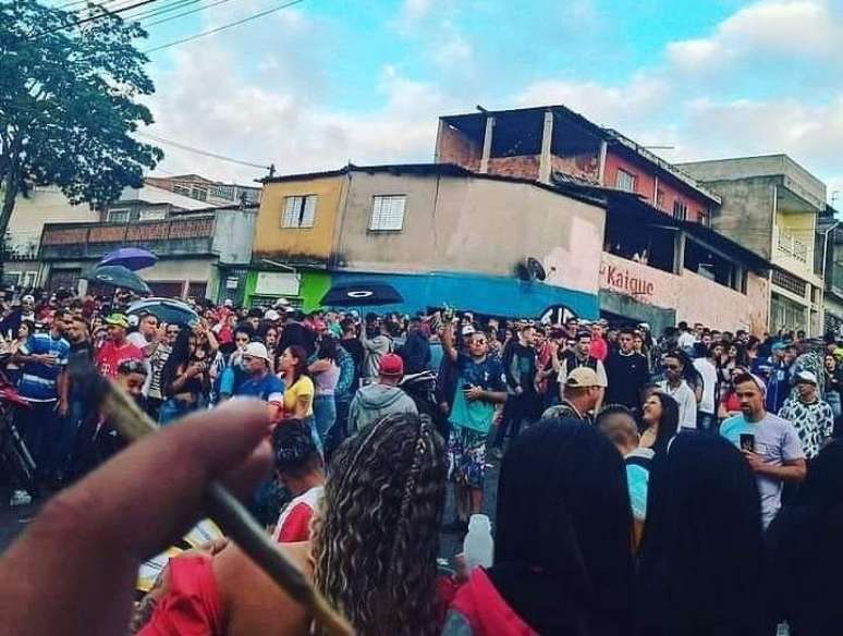 Depay esteve em festa fechada, mas o baile na rua atravessa a madrugada no Santa Cristina.