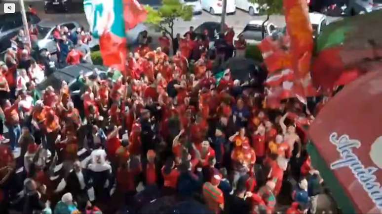 Torcida da Lusa em festa do lado de fora do Salão Nobre do Canindé –