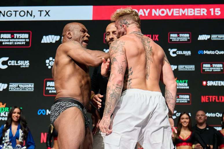 Mike Tyson deu um tapa em Jake Paul na encarada da luta 