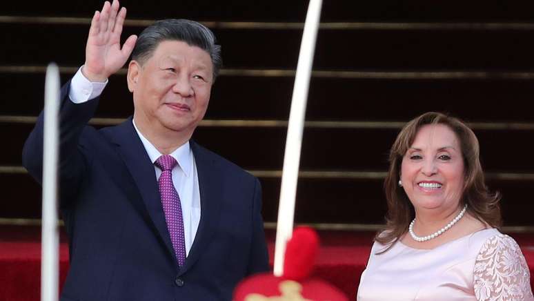 O presidente da China, Xi Jinping, chegou nesta quinta-feira ao Peru para participar na reunião de cúpula da APEC e inaugurar o porto de Chancay