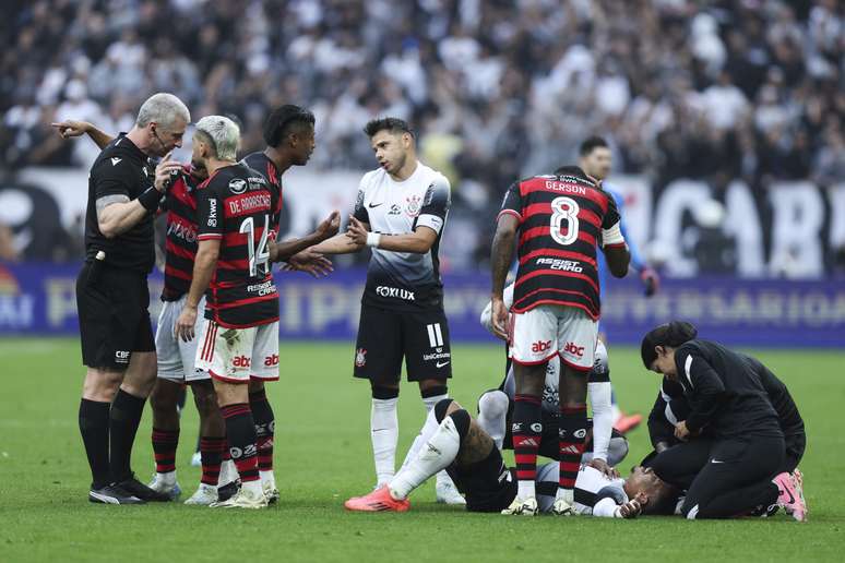 Expulsão de Bruno Henrique após falta em Matheuzinho, que recebe atendimento dentro de campo após solada (Photo by Alexandre Schneider/Getty Images)