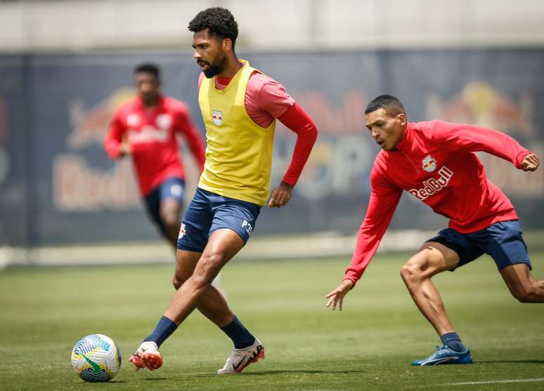 Matheus Fernandes e Raul, jogadores do Red Bull Bragantino. 