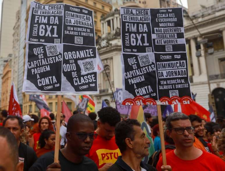 Manifestação contra a escala 6x1, na Cinelândia, no centro do Rio de Janeiro