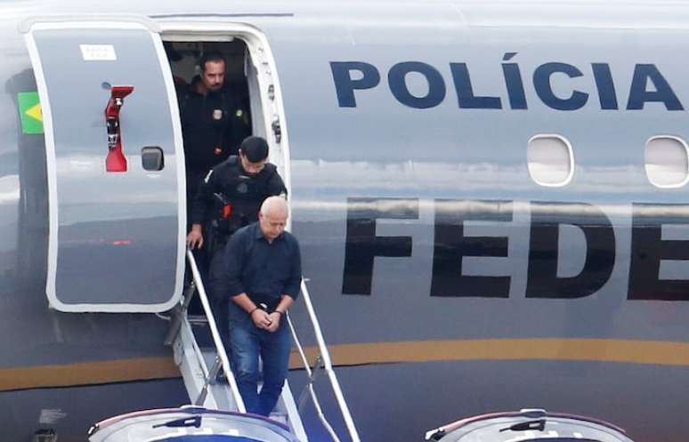 O conselheiro do TCE- RJ Domingos Brazão chegando ao aeroporto de Brasília para ser levado ao presídio federal de Brasília, em março deste ano.