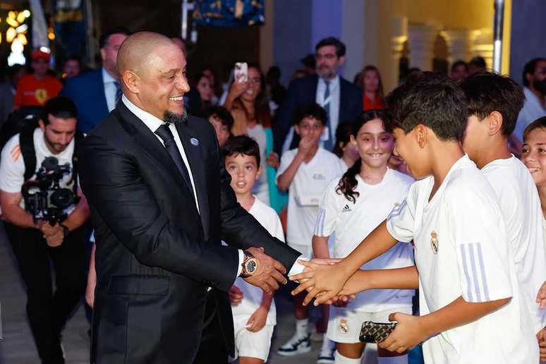 Roberto Carlos participa de atividade com crianças durante inauguração do Real Madrid World em Dubai –