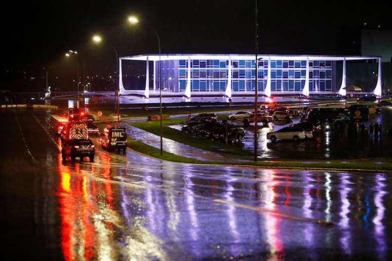 Uma sequência de explosões na Praça dos Três Poderes fez o local ser isolado pela Polícia Militar. O corpo de um homem foi encontrado no local após os estrondos. Segundo o Corpo de Bombeiros do Distrito Federal, esse homem morreu em área próxima ao prédio do Supremo Tribunal Federal (STF)