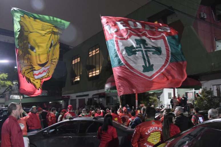 Torcedores da Portuguesa acompanharam e 'torceram' pela aprovação nos arredores do Canindé.