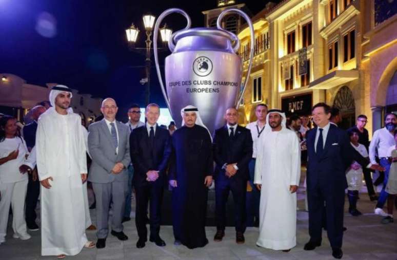 Roberto Carlos participa de atividade com crianças durante inauguração do Real Madrid World em Dubai –