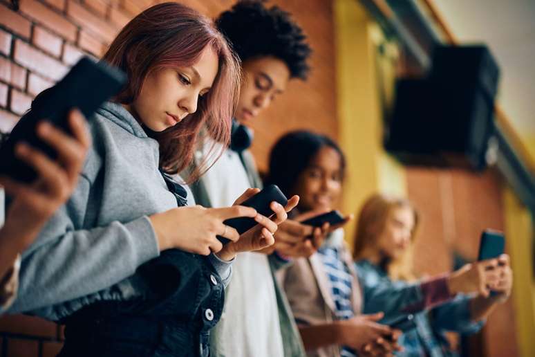 Celulares devem ser usados apenas em siuações de emergência