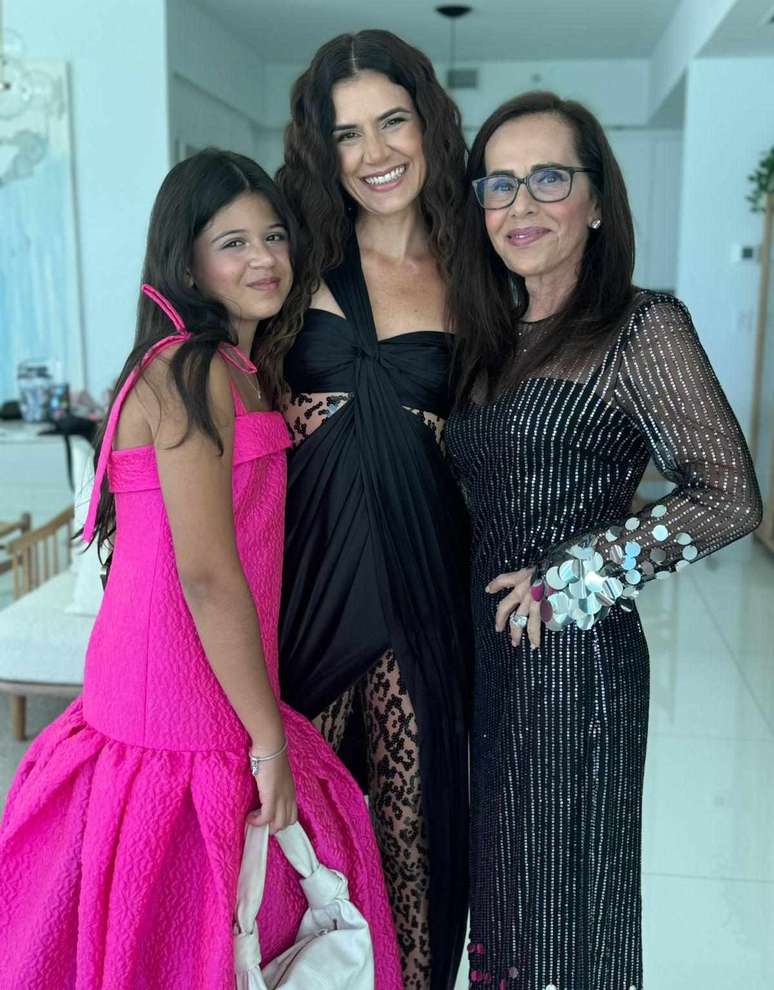 As Aydar: Brisa, Mariana e Bia cruzaram o tapete vermelho do Grammy Latino vestindo Reinaldo Lourenço