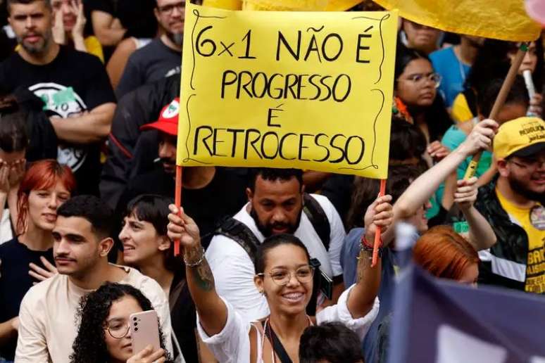 Protestos contra escala 6x1 aconteceram em cidades como São Paulo, na Avenida Paulista, e no Rio de Janeiro, na Cinelândia (foto).