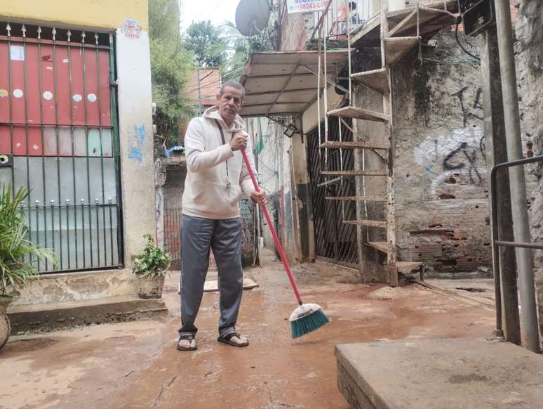 Morador da favela Coronel Luís Alves reclama da água que antes invadia, e agora é barro vermelho.