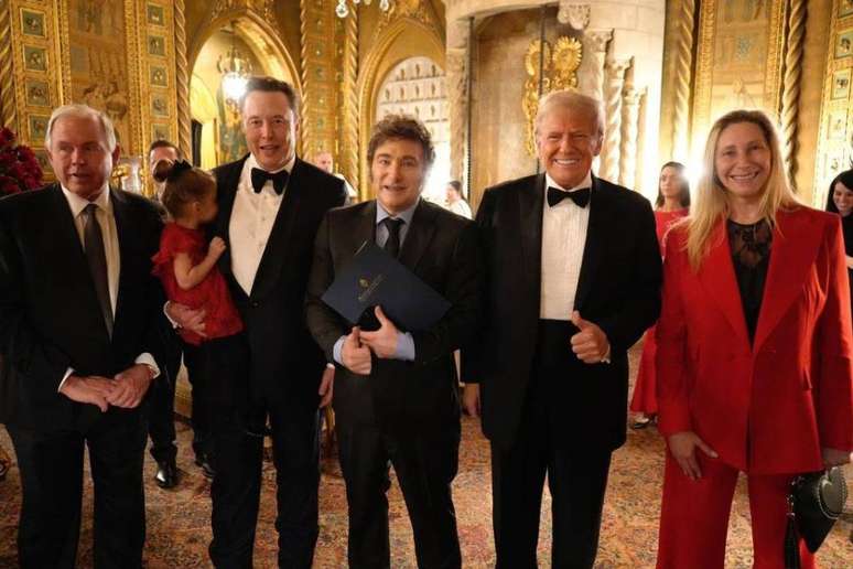 Da esq. à dir.: o chanceler argentino, Gerardo Werthein; o bilionário Elon Musk; o presidente da Argentina, Javier Milei; o presidente eleito dos EUA, Donald Trump; a secretária-geral da Presidência da Argentina, Karina Milei, em evento em Mar-a-Lago, na Flórida