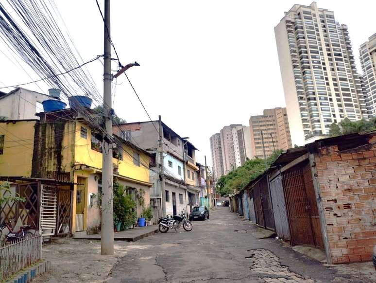 Do lado direito estão garagens da comunidade Souza Ramos. Atrás delas passa a obra do túnel da Sena Madureira.