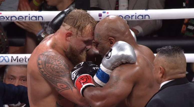 Jake Paul e Mike Tyson ao final da luta. Foto: Reprodução X