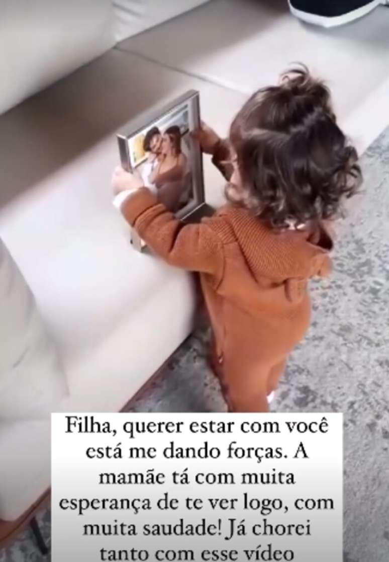 Viih Tube compartilha vídeo em que a filha Lua, de 1 ano, brinca com um porta-retrato com foto da mãe e do pai, Eliezer.