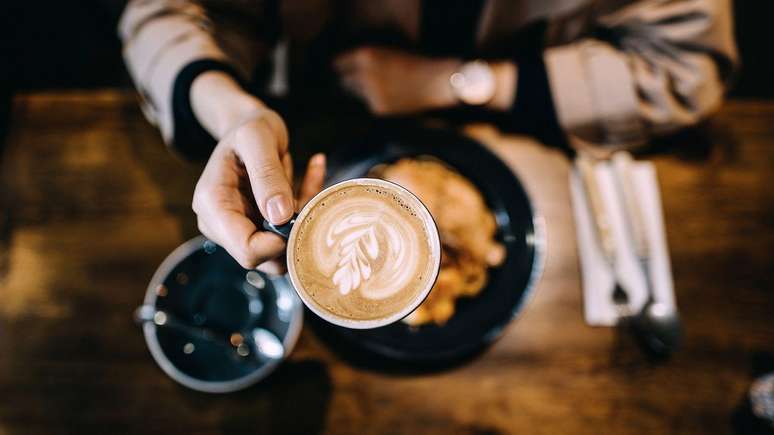 Pessoas que consomem café regularmente costumam ter pressão sanguínea mais alta – mas não há evidências de que isso aumente seu risco de doenças cardiovasculares