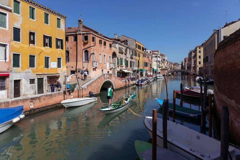 Menores que as gôndolas, os 'sandoli' permitem aos turistas conhecer cantos de Veneza que outros barcos não alcançam