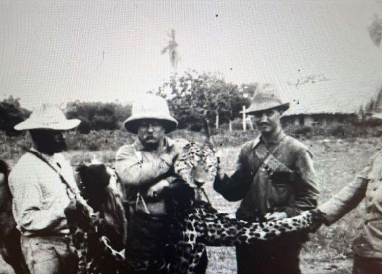 Roosevelt com onça que ele teria caçado em Mato Grosso, antes de iniciar a expedição com Rondon