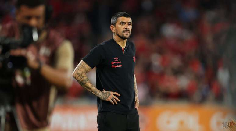 Lucho durante vitória do Athletico na Ligga Arena, neste sábado (16) –