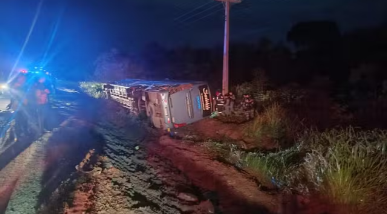 Duas crianças morrem e 27 pessoas ficam feridas após acidente entre ônibus e caminhão