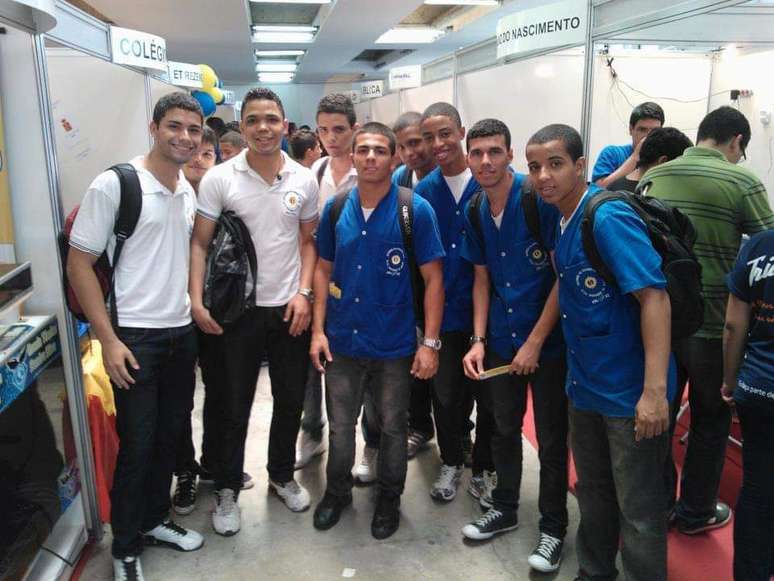 Vitor Braga com estudantes da Faetec, no Rio de Janeiro. Instituição pública foi o primeiro passo para o futuro engenheiro.