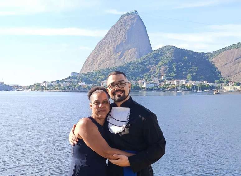 Foto de formatura de Vitor Braga em Engenharia Mecânica, com a mãe. “Tinha tudo para dar errado”.